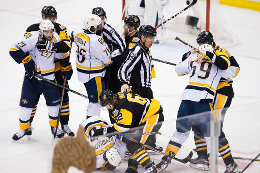 Nashvilles Viktor Arvidsson och Pittsburghs Carl Hagelin i