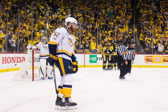 Nashvilles målvakt Juuse Saros och Matt Irwin deppar