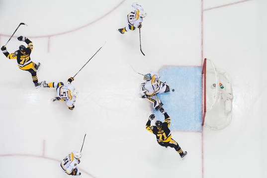 Pittsburghs Patric Hörnqvist och Evgeni Malkin jublar