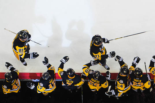 Pittsburghs Phil Kessel och Evgeni Malkin jublar