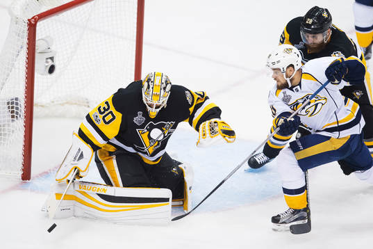 Pittsburghs målvakt Matthew Murray utmanas av Nashvilles