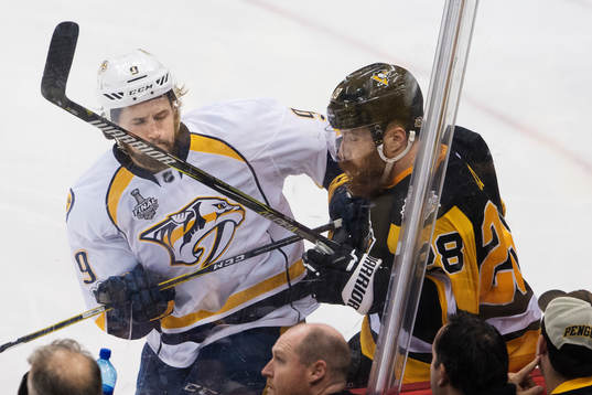 Nashvilles Filip Forsberg tacklar Pittsburghs Ian Cole