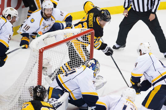 Pittsburghs Patric Hörnqvist oroar framför Nashvilles