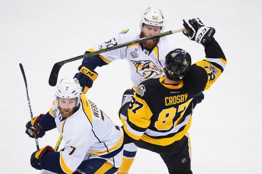 Nashvilles Yannick Weber och Matt Irwin i en duell med