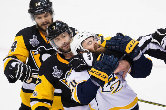 Pittsburghs Chris Kunitz och Matt Cullen stoppar Nashvilles