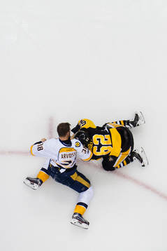 Nashvilles Viktor Arvidsson och Pittsburghs Carl Hagelin i