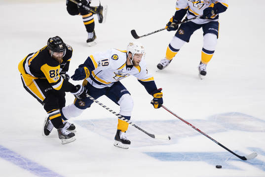 Pittsburghs Phil Kessel utmanas av Nashvilles Calle