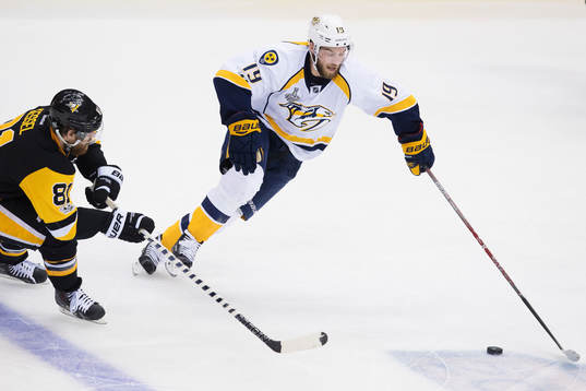 Pittsburghs Phil Kessel utmanas av Nashvilles Calle