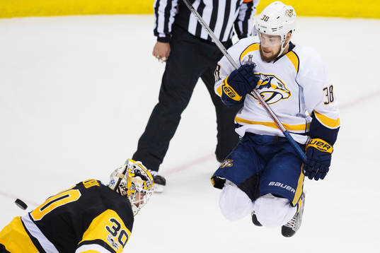 Pittsburghs målvakt Matthew Murray räddar ett skott när
