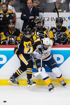 Pittsburghs Chris Kunitz i en duell med Nashvilles P.K.