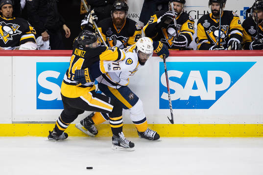 Pittsburghs Chris Kunitz i en duell med Nashvilles P.K.