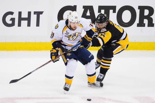 Nashvilles Viktor Arvidsson och Pittsburghs Trevor Daley