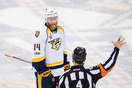 Nashvilles Mattias Ekholm i diskussion med en domare