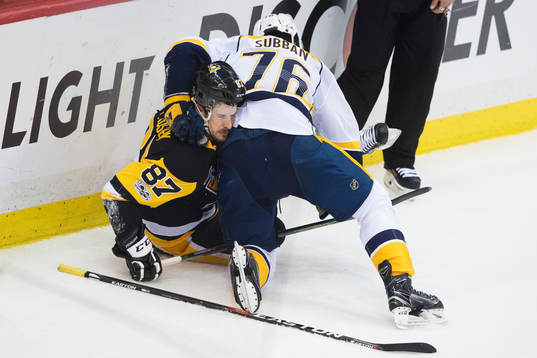 Pittsburghs Sidney Crosby tacklas av Nashvilles P.K. Subban