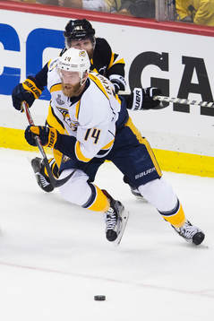 Nashvilles Mattias Ekholm framför Pittsburghs Phil Kessel