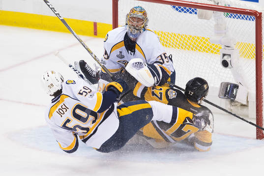 Nashvilles Roman Josi och målvakt Pekka Rinne kolliderar