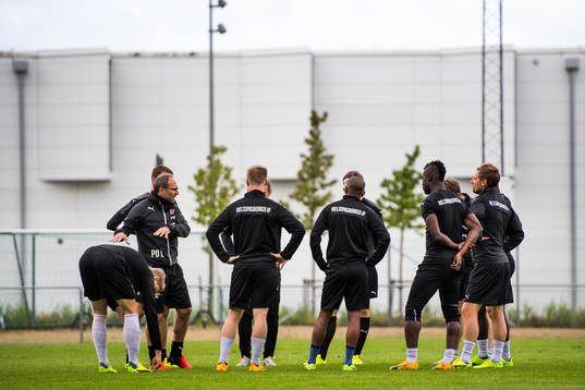 Helsingborgs tränare Per-Ola Ljung instruerar spelarna