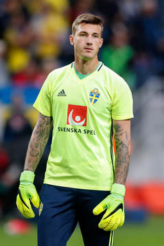 Sveriges målvakt Andreas Linde innan fotbollsmatchen i