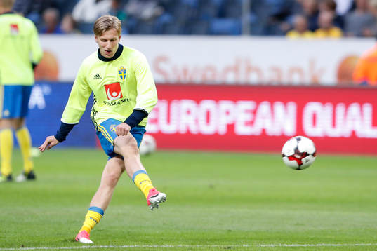 Sveriges Emil Forsberg värmer upp innan fotbollsmatchen i