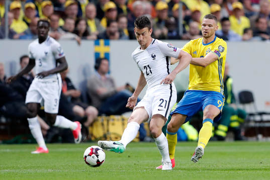 Frankrikes Ousmane Dembele och Sveriges Marcus Berg