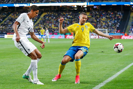 Frankrikes Raphael Varane och Sveriges Marcus Berg