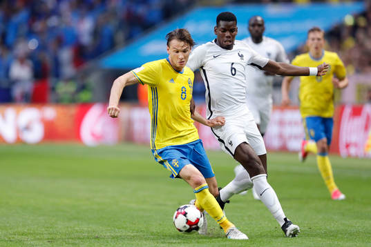 Sveriges Albin Ekdal och Frankrikes Paul Pogba