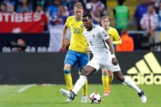 Sveriges Ola Toivonen och Frankrikes Paul Pogba
