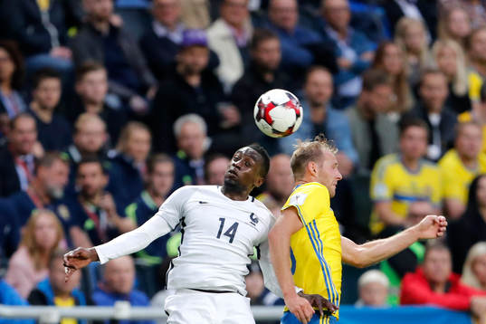 Frankrikes Blaise Matuidi i nickduell med Sveriges Ola