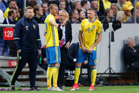 Sveriges Ola Toivonen pratar med förbundskapten Janne