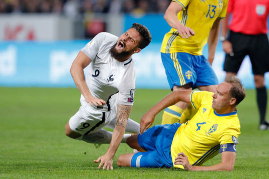 Frankrikes Olivier Giroud faller