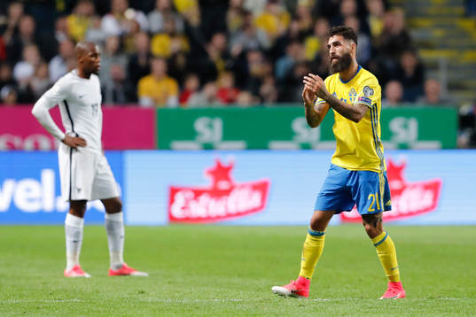 Sveriges Jimmy Durmaz tackar publiken när han byts ut