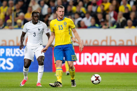 Frankrikes Benjamin Mendy och Sveriges Jakob Johansson