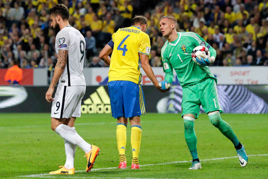 Sveriges Andreas Granqvist hjälper målvakt Robin Olsen