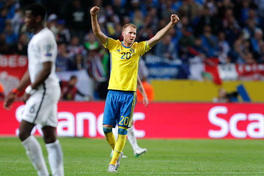 Sveriges Ola Toivonen jublar