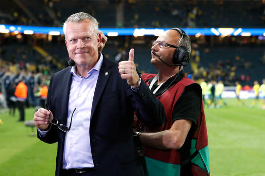 Sveriges förbundskapten Janne Andersson gör tummen upp