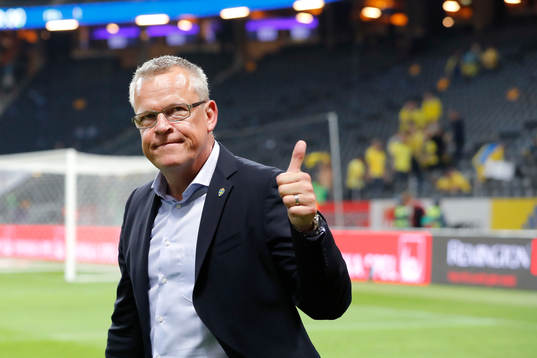 Sveriges förbundskapten Janne Andersson gör tummen upp