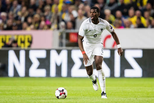 Frankrikes Paul Pogba med bollen