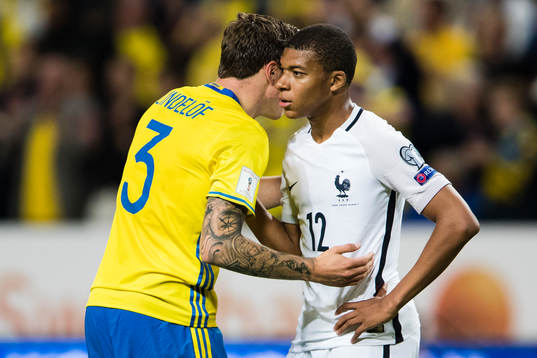 Sveriges Victor Nilsson Lindelöf och Frankrikes Kylian