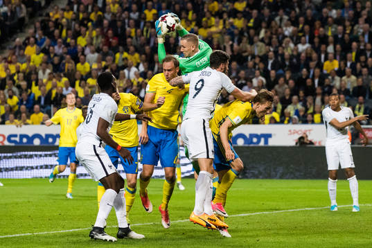 Sveriges målvakt Robin Olsen plockar ner bollen ovanför
