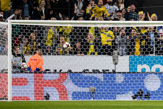 Bollen går in i det öppna franska målet till 2-1 för