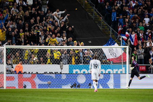 Frankrikes Djibril Sidibe och målvakt Hugo Lloris ser hur