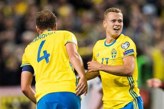 Sveriges Andreas Granqvist och Viktor Claesson jublar