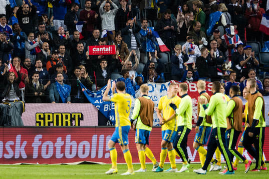 Frankrikes supportrarna applåderar de Svenska spelarna