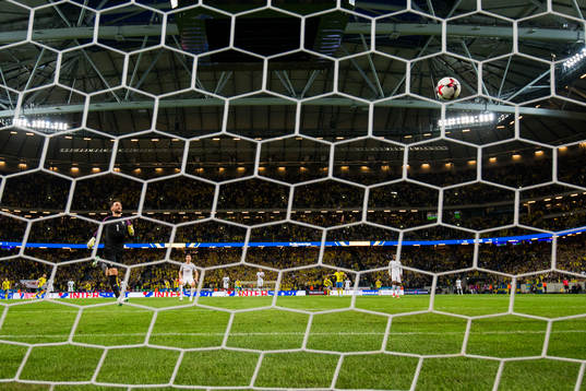 Frankrikes målvakt Hugo Lloris jagar bollen som går in i