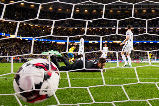 Frankrikes målvakt Hugo Lloris släpper in 1-1