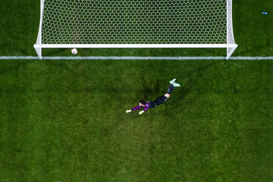 Frankrikes målvakt Hugo Lloris släpper in 1-1