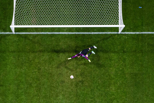Frankrikes målvakt Hugo Lloris släpper in 1-1