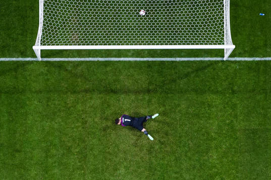 Frankrikes målvakt Hugo Lloris släpper in 1-1
