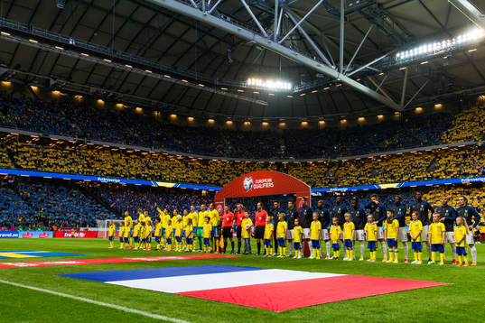 Sveriges och Frankrikes spelare ställer upp innn