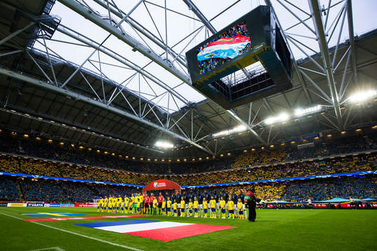 Sveriges och Frankrikes spelare ställer upp innn
